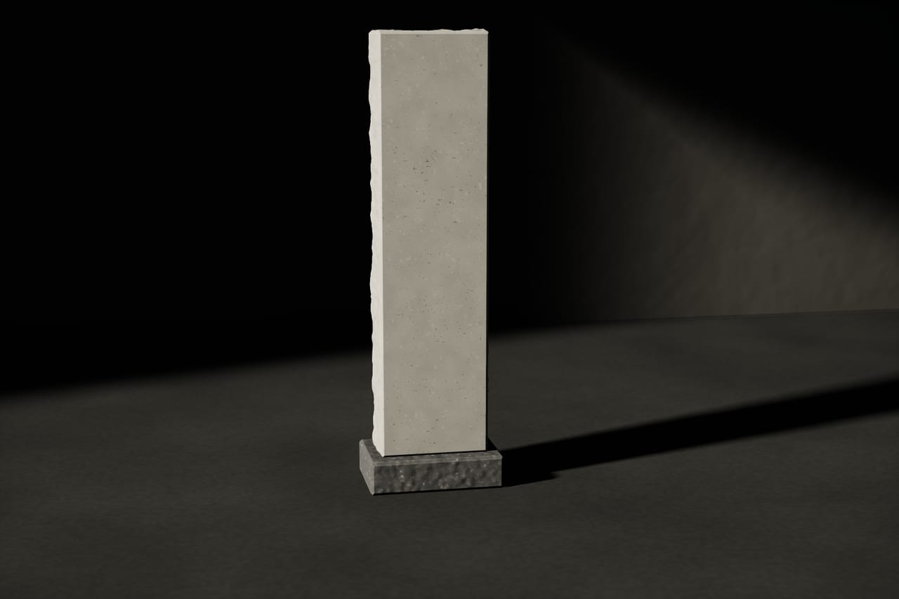 Beispiel: schmale, hohe Stele aus hellem Kalkstein